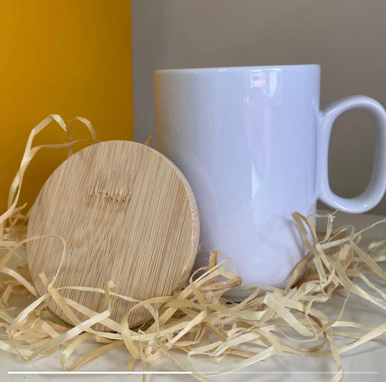 Caneca de Porcelana com Tampa de Bambu